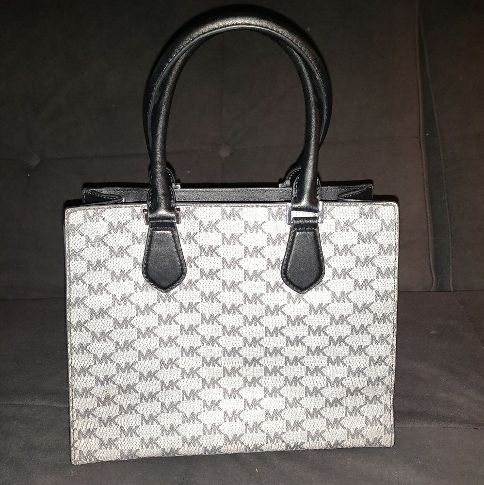 ❌️SOLD❌️Michael Kors Handbag/Crossbody - Picture 2 of 5